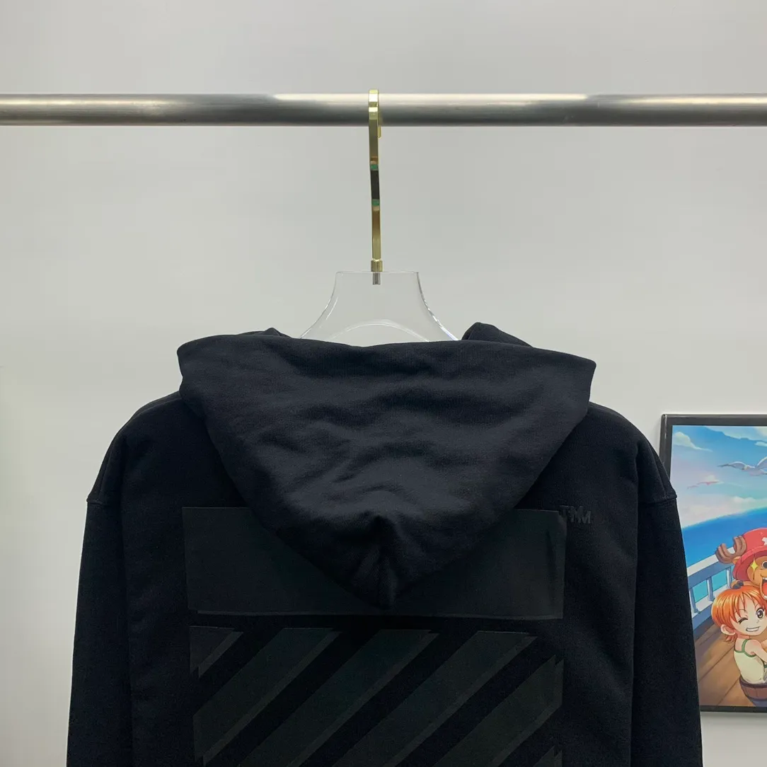 The top tested version OFF WHITE CO VIRGIL 22SS overlapping zebra crossing arrow hooded sweatshirt. The fabric and threads are all custom-woven and dyed. The fabric colors are all dyed through color card comparison. There is no color difference. It is made of 420g double yarn terry fabric. The printing is done using a Japanese-owned MIMAKIi printing machine. There are no edges or burrs. Inkjet printing, heat transfer, hot pressing and cold tearing. The transparent fabric pattern is scratch-proof and ironing. The printing is not easy. The tape printing overlaps and the color depth is different. The washed label is also customized according to the original font from the company. The accessories still use OFFWHITE 21S/S full line of correct accessories. Rectangular plastic raised three-dimensional collar label. Late Color: Black Size: XS-L P:390